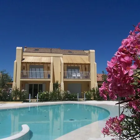 Adriatica Immobiliare - Smeralda Village מלון דירות